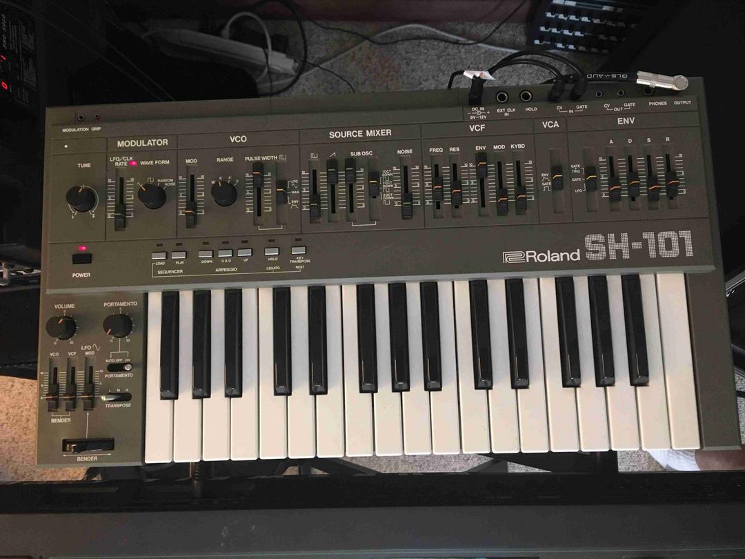 Roland -  SH-101
