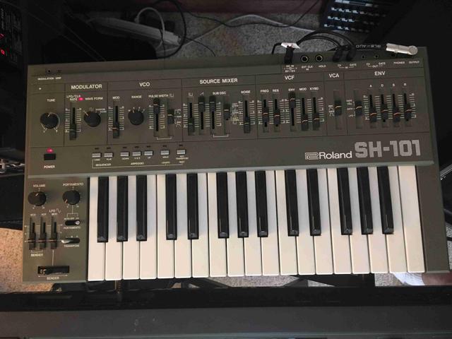Roland -  SH-101