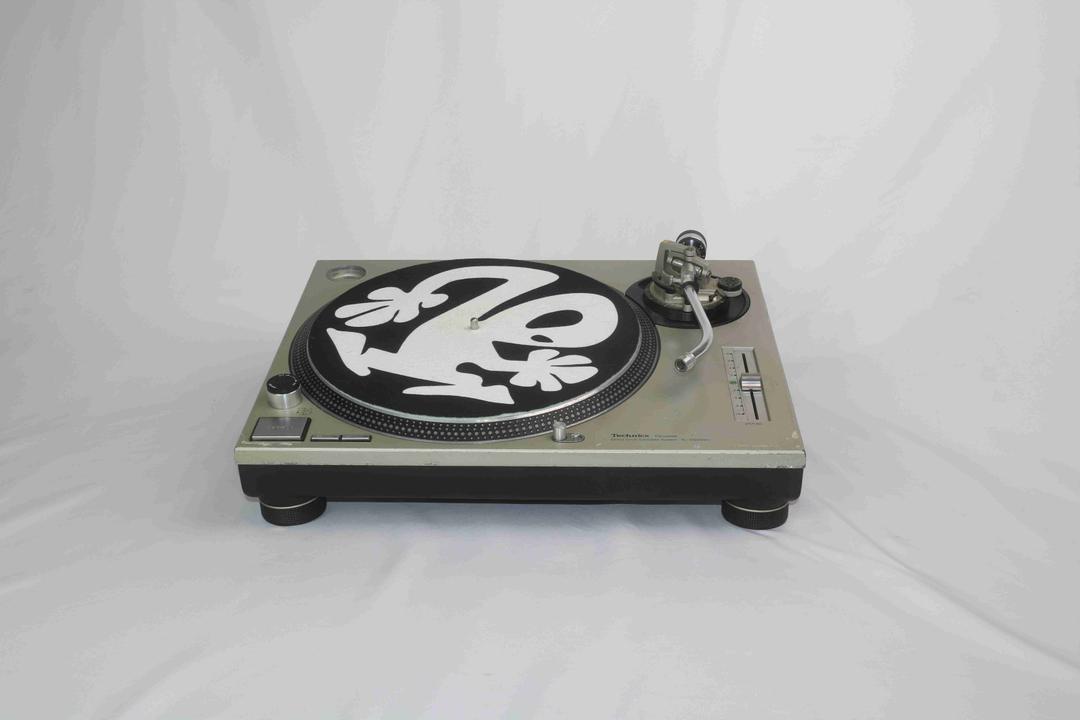 Technics -  SL-1200 Mk2 Turntable