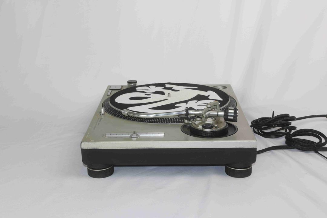 Technics -  SL-1200 Mk2 Turntable