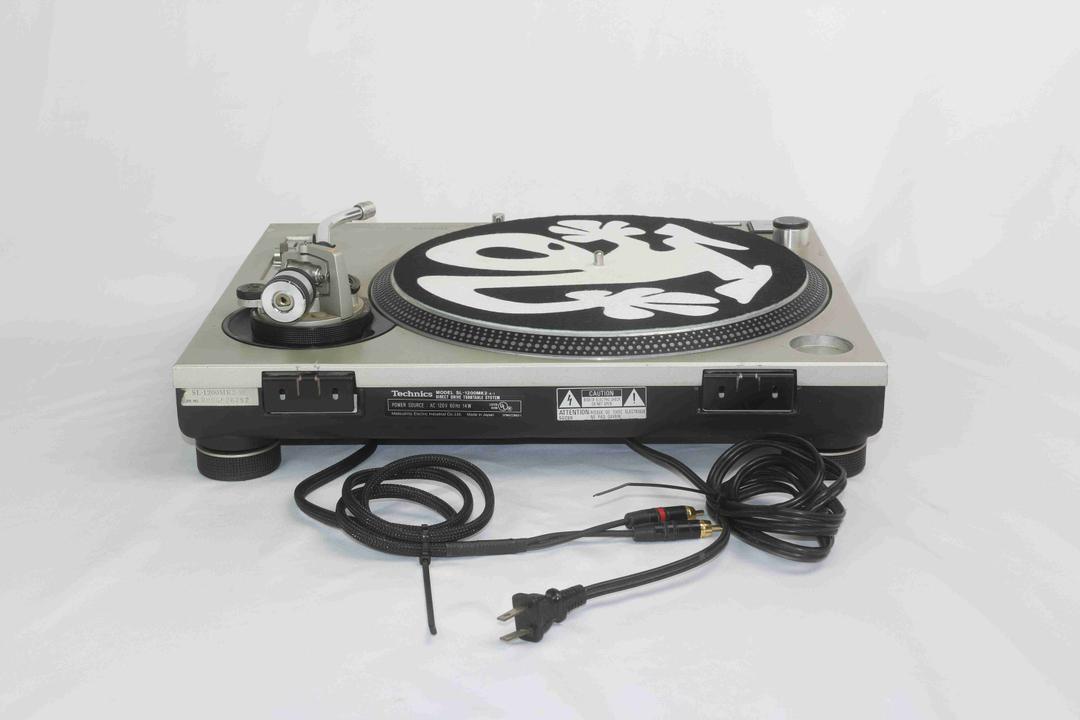 Technics -  SL-1200 Mk2 Turntable